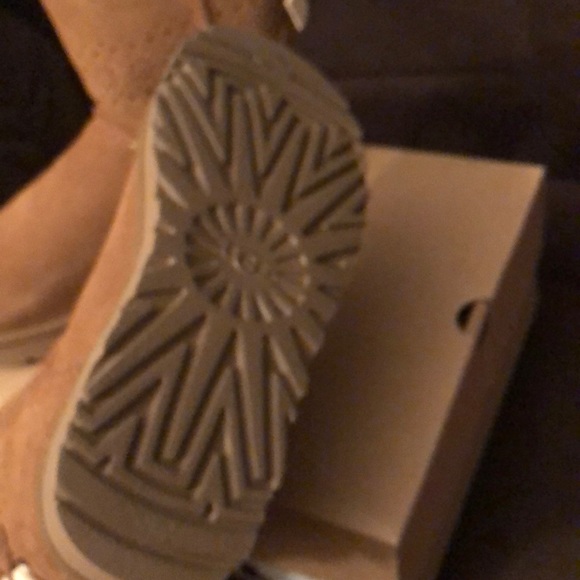 Authentic uggs size 7 - Picture 3 of 6